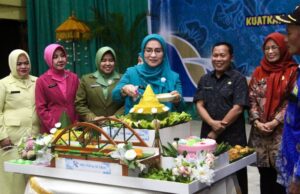 Ketua TP PKK OKU Zwesty Karenia Teddy saat peringatan HKG PKK ke-54 di Gedung Kesenian Baturaja