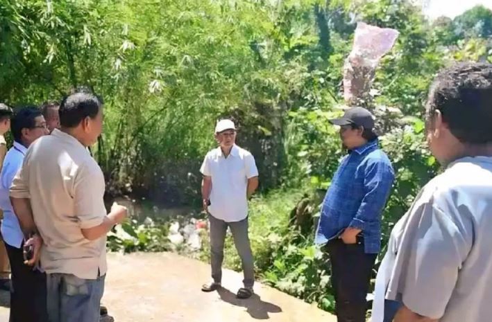 Anggota DPRD OKU saat sidak lokasi banjir dan drainase tersumbat di Kelurahan Sekarjaya